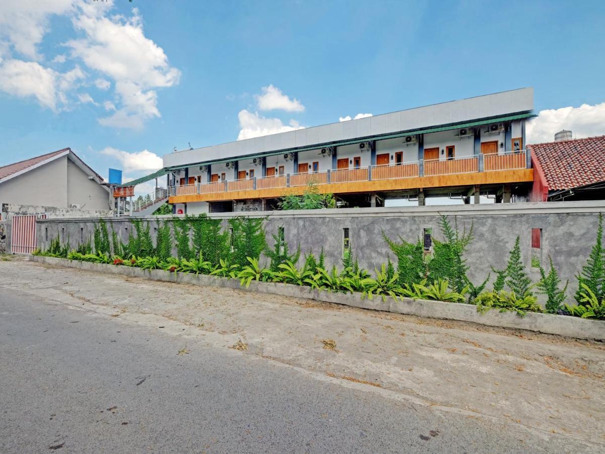 Oyo 90325 Pondok Dnayu Syariah Jarakan Exterior photo