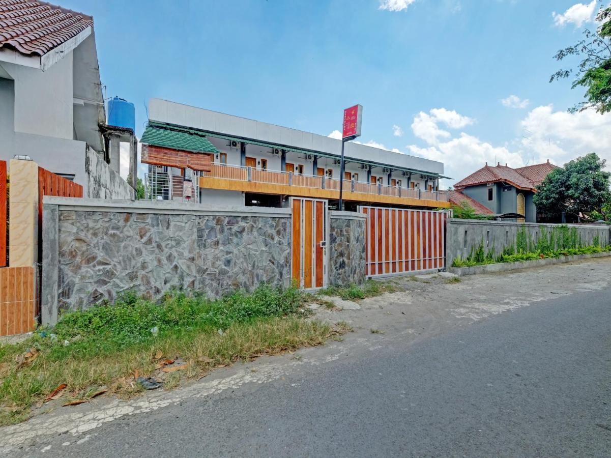 Oyo 90325 Pondok Dnayu Syariah Jarakan Exterior photo